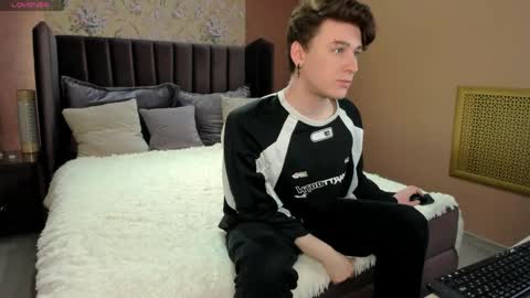 Snapshot of antonylewis chatting on April 16, 9:43 am YummyTony online show from April 16, 9:43 am