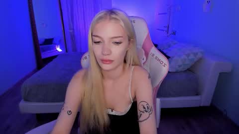 Snapshot of anyataylorr chatting on November 22, 2:32 am Anya online show from November 22, 2:32 am