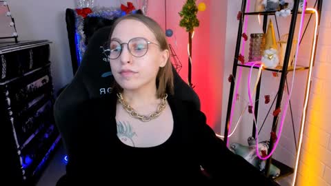 Snapshot of aphexqueen chatting on December 14, 1:49 pm APHEX QUEEN online show from December 14, 1:49 pm