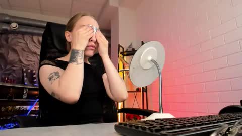 Snapshot of aphexqueen chatting on September 12, 9:09 am APHEX QUEEN online show from September 12, 9:09 am