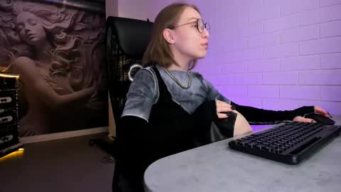 Snapshot of aphexqueen chatting on November 9, 5:17 am APHEX QUEEN online show from November 9, 5:17 am