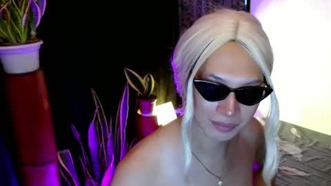 Snapshot of aphr0dite_x chatting on December 3, 6:06 pm Roman Goddess online show from December 3, 6:06 pm