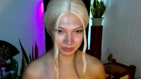 Snapshot of aphr0dite_x chatting on December 8, 11:46 am Roman Goddess online show from December 8, 11:46 am