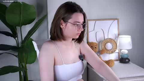 Snapshot of approche_toi_petite chatting on June 14, 1:02 pm Meghan online show from June 14, 1:02 pm