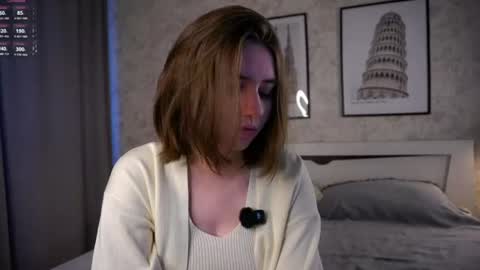 Snapshot of approche_toi_petite chatting on June 18, 3:51 am Meghan online show from June 18, 3:51 am