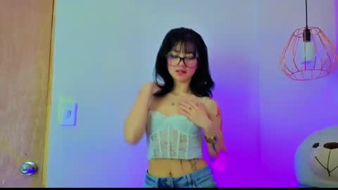 Snapshot of april_bennett chatting on May 11, 12:00 pm online show from May 11, 12:00 pm