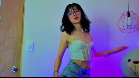 Snapshot of april_bennett chatting on June 2, 12:18 pm online show from June 2, 12:18 pm