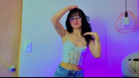 Snapshot of april_bennett chatting on June 6, 12:21 pm online show from June 6, 12:21 pm