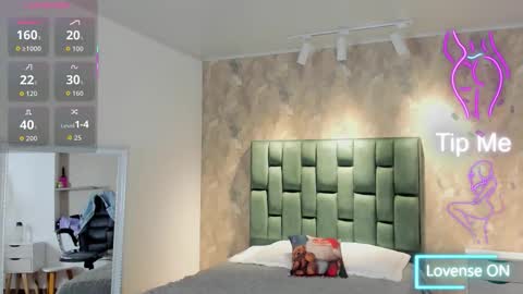 Snapshot of april_dumont chatting on November 14, 11:53 am April online show from November 14, 11:53 am