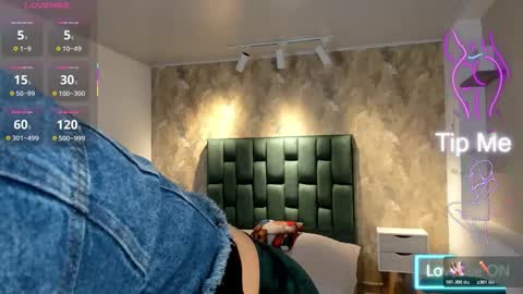 Snapshot of april_dumont chatting on December 1, 12:54 pm April online show from December 1, 12:54 pm