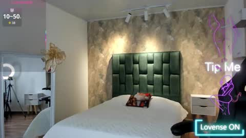 Snapshot of april_dumont chatting on December 2, 12:54 pm April online show from December 2, 12:54 pm