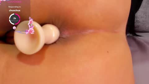 Snapshot of apriladamson_ chatting on December 13, 1:22 pm April online show from December 13, 1:22 pm