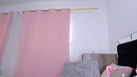 Snapshot of apriladamson_ chatting on September 10, 2:50 pm April online show from September 10, 2:50 pm