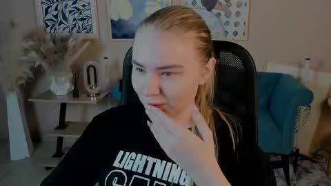 Snapshot of aprilserenity chatting on October 28, 1:53 am April. All year round. online show from October 28, 1:53 am