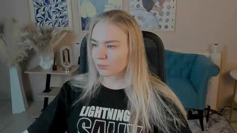 Snapshot of aprilserenity chatting on October 29, 1:30 am April. All year round. online show from October 29, 1:30 am