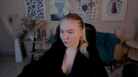 Snapshot of aprilserenity chatting on November 16, 1:44 am April. All year round. online show from November 16, 1:44 am