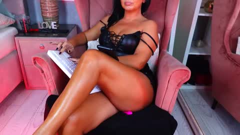 Snapshot of aqueenmonica chatting on September 19, 6:41 pm AQueenMonica online show from September 19, 6:41 pm