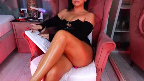 Snapshot of aqueenmonica chatting on November 20, 4:12 am AQueenMonica online show from November 20, 4:12 am