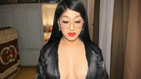 Snapshot of aqueenofcumxx chatting on April 21, 2:51 am Alicia online show from April 21, 2:51 am