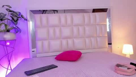 Snapshot of aradia_01 chatting on January 7, 5:12 am online show from January 7, 5:12 am