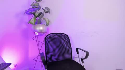 Snapshot of aradia_01 chatting on January 19, 5:26 am online show from January 19, 5:26 am