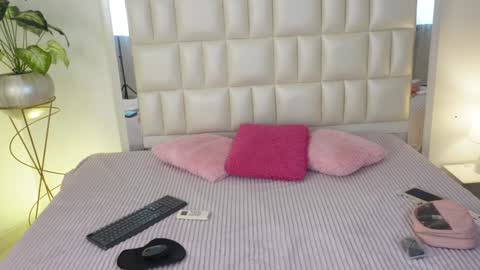 Snapshot of aradia_01 chatting on January 28, 4:18 am online show from January 28, 4:18 am