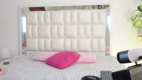 Snapshot of aradia_01 chatting on February 21, 5:13 am online show from February 21, 5:13 am