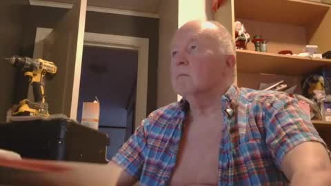 Snapshot of arcticman44 chatting on April 19, 7:05 pm arcticman44 online show from April 19, 7:05 pm