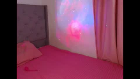 Snapshot of ariadna_martin chatting on November 8, 7:19 am Ari online show from November 8, 7:19 am