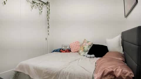 Snapshot of ariah_is_blonde chatting on May 31, 9:16 pm Ariah online show from May 31, 9:16 pm