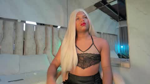 ariana_grande233 online show from March 3, 11:38 am