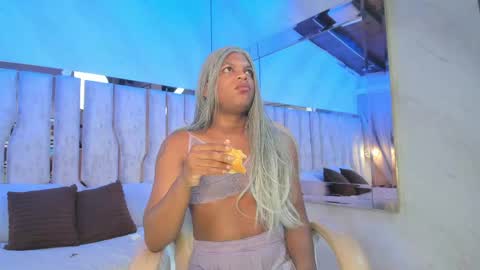 ariana_grande233 online show from May 2, 11:37 am