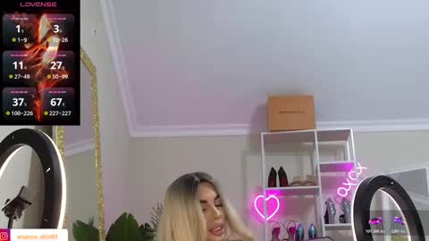 Snapshot of arianaari88 chatting on November 12, 8:19 pm Ariana online show from November 12, 8:19 pm