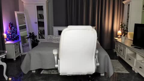 Ana online show from December 8, 5:01 pm