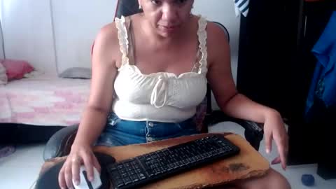 Snapshot of ariannaloovel chatting on July 30, 5:01 pm ariannaloovel online show from July 30, 5:01 pm