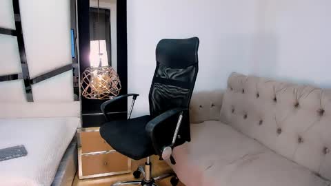 ariannarussell1 online show from May 17, 3:08 pm