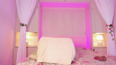 ariannavega_ online show from July 4, 12:11 pm