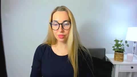 Snapshot of ariaswan chatting on December 2, 4:13 pm Aria online show from December 2, 4:13 pm