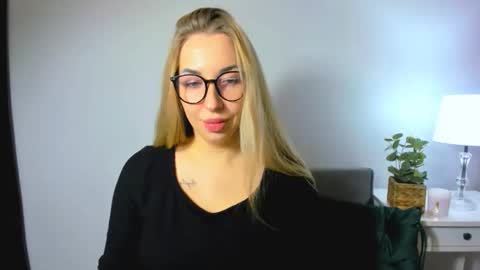 Snapshot of ariaswan chatting on December 4, 7:50 am Aria online show from December 4, 7:50 am