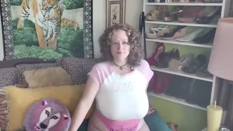 Snapshot of arielabai chatting on November 13, 4:50 pm Arielle Ari online show from November 13, 4:50 pm