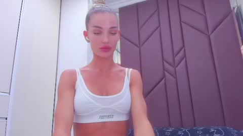Snapshot of ariellablonde chatting on June 9, 9:04 pm AriellaBlonde online show from June 9, 9:04 pm