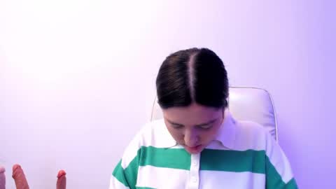 Snapshot of arihanna_london chatting on May 6, 3:46 am arihanna_london online show from May 6, 3:46 am