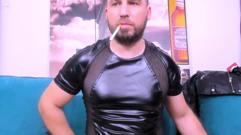 Snapshot of armandosteel chatting on December 12, 6:03 am Armando online show from December 12, 6:03 am