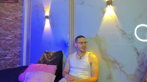 Snapshot of aron_and_molly chatting on November 16, 12:33 pm aron and molly online show from November 16, 12:33 pm