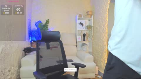 Snapshot of aron_bolt chatting on January 26, 12:58 am ARON BOLT online show from January 26, 12:58 am