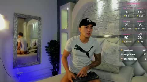 Snapshot of aron_bolt chatting on February 20, 5:23 am ARON BOLT online show from February 20, 5:23 am