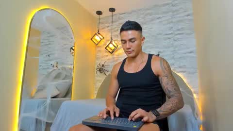 Snapshot of aron_bolt chatting on October 18, 9:26 pm ARON BOLT online show from October 18, 9:26 pm