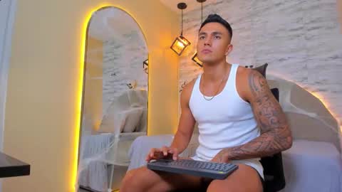 Snapshot of aron_bolt chatting on October 19, 9:04 pm ARON BOLT online show from October 19, 9:04 pm