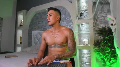 Snapshot of aron_bolt chatting on October 26, 12:33 pm ARON BOLT online show from October 26, 12:33 pm