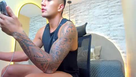 Snapshot of aron_bolt chatting on November 9, 10:08 pm ARON BOLT online show from November 9, 10:08 pm